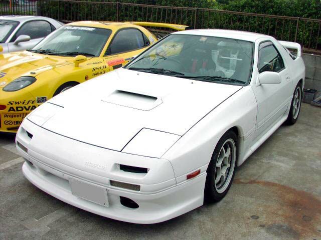 Should pop-up headlights make a comeback? Mazda RX7 showing off